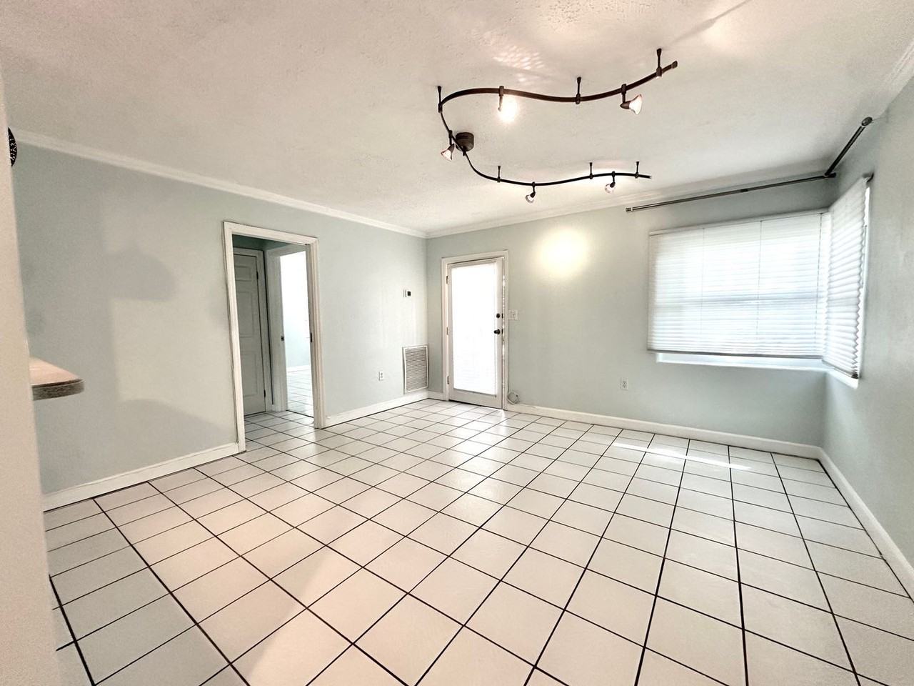 432 Woodlawn Ave - Photo 2 of 17