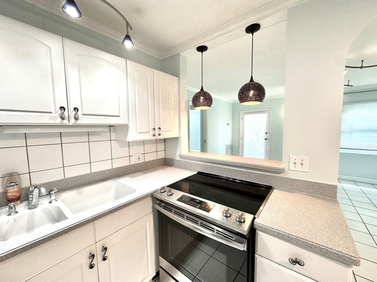 432 Woodlawn Ave - Photo 3 of 17