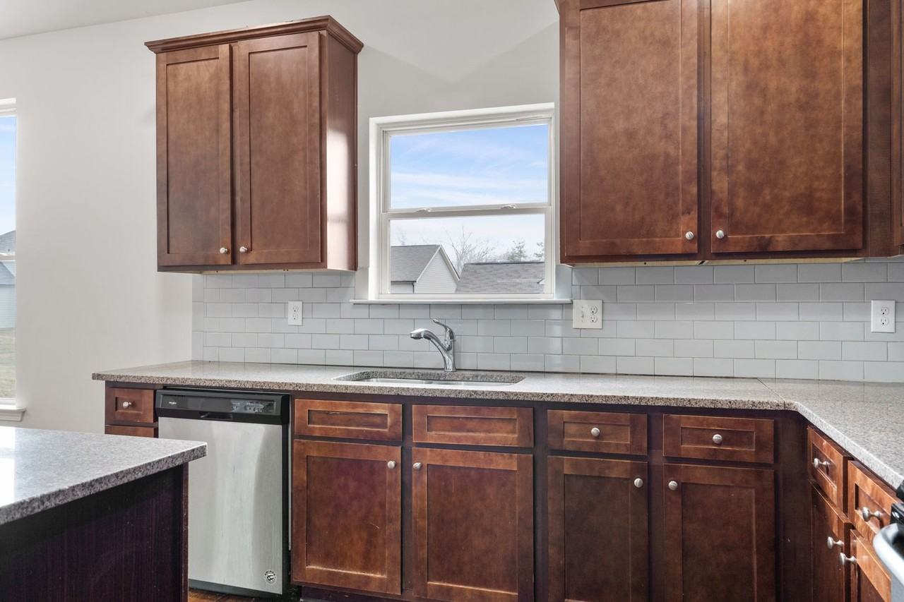 1432 Sand Way Southeast - Photo 4 of 13