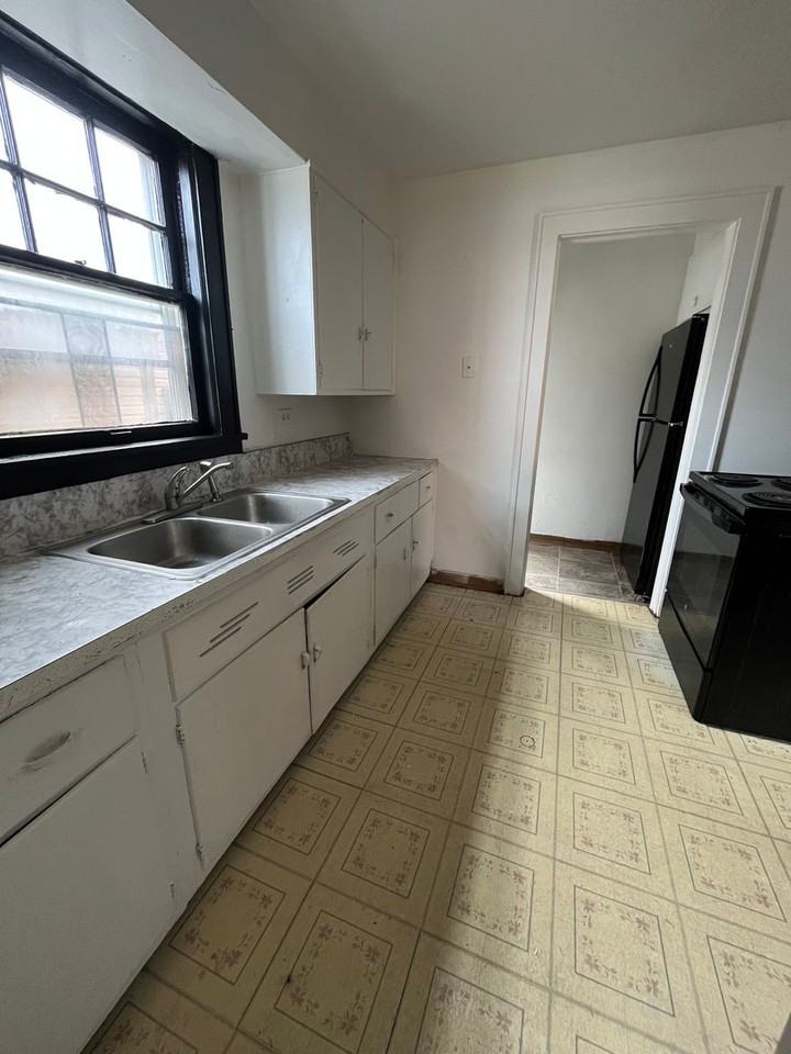 2417 Sunset Blvd - Photo 2 of 17