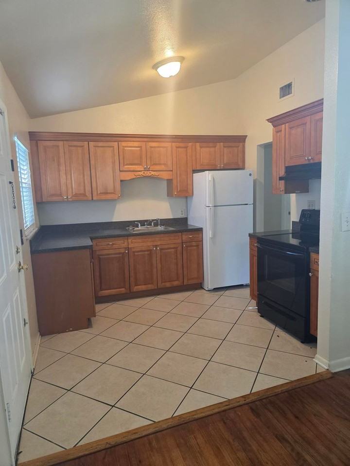 1927 Delaroche Dr E - Photo 3 of 11