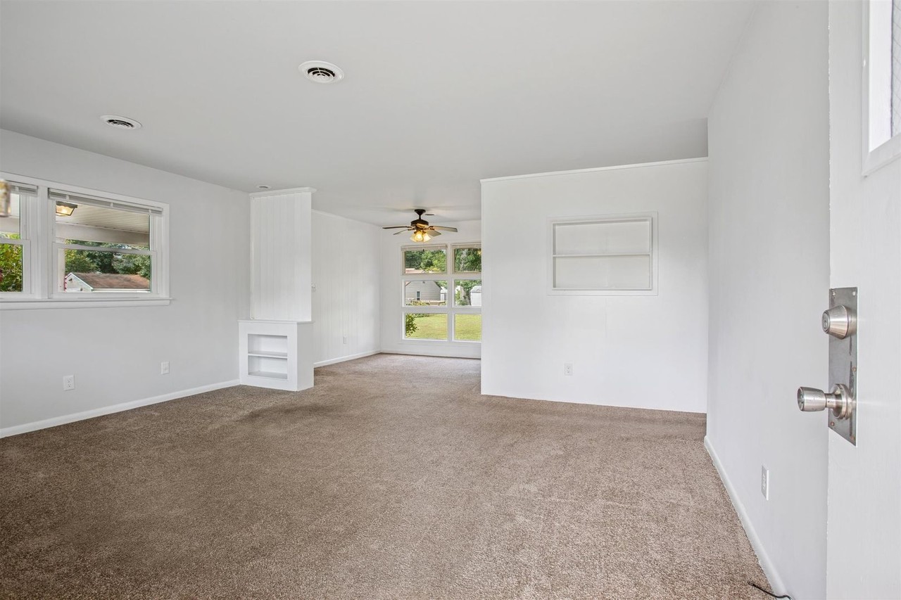 290 Colony Rd - Photo 3 of 25
