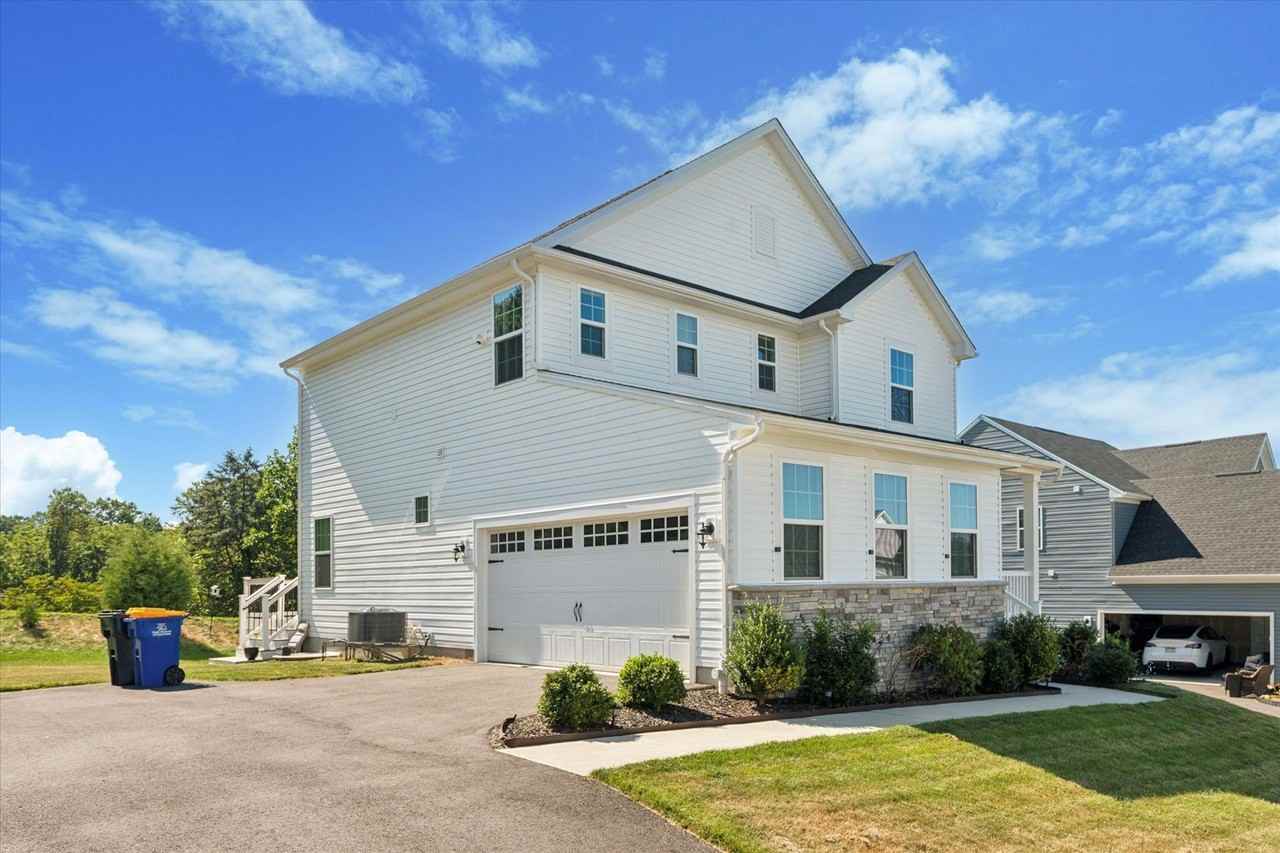 205 Sloan Dr - Photo 2 of 35