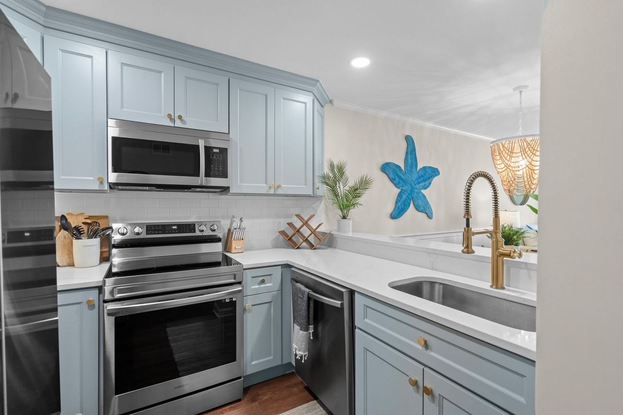 824 N Waccamaw Dr - Photo 4 of 41