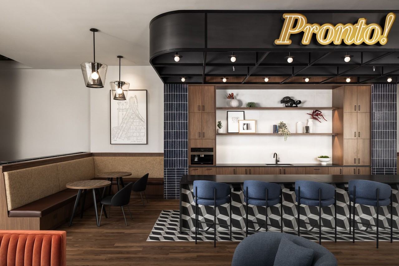 akin Tennyson - Photo 2 of 39