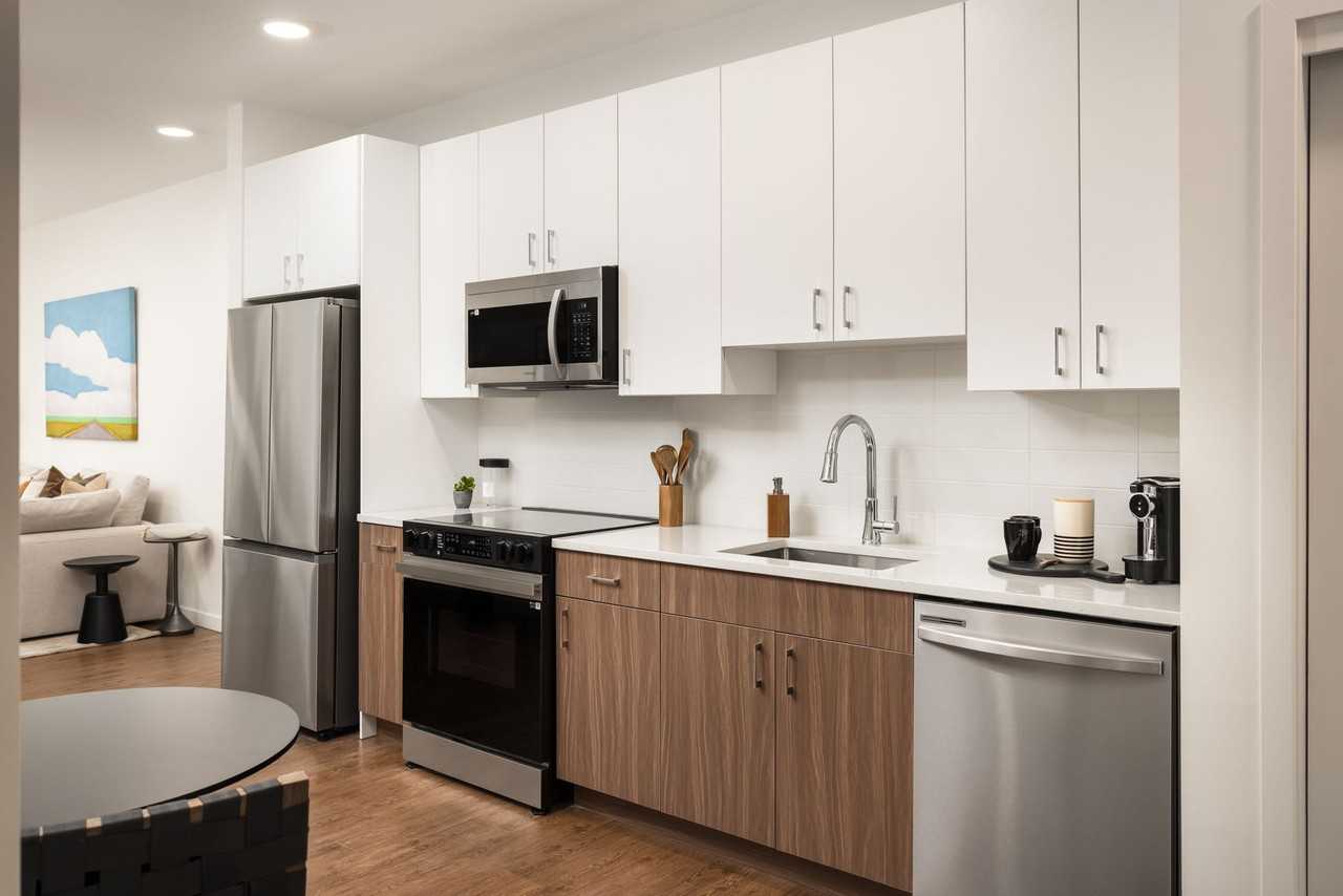 akin Tennyson - Photo 5 of 39