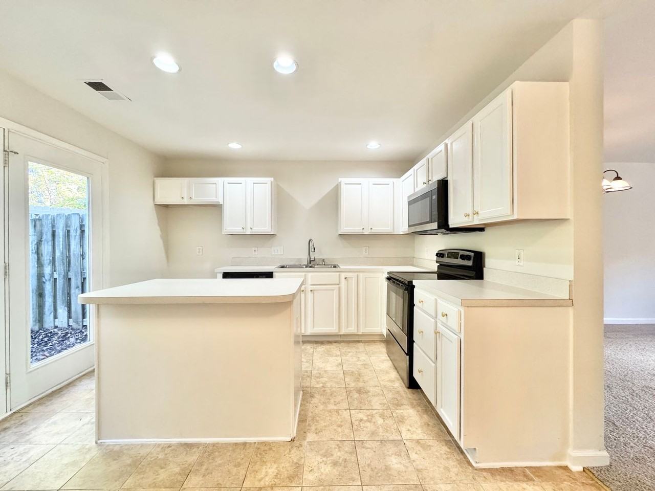 3819 Winborne Ln - Photo 4 of 15