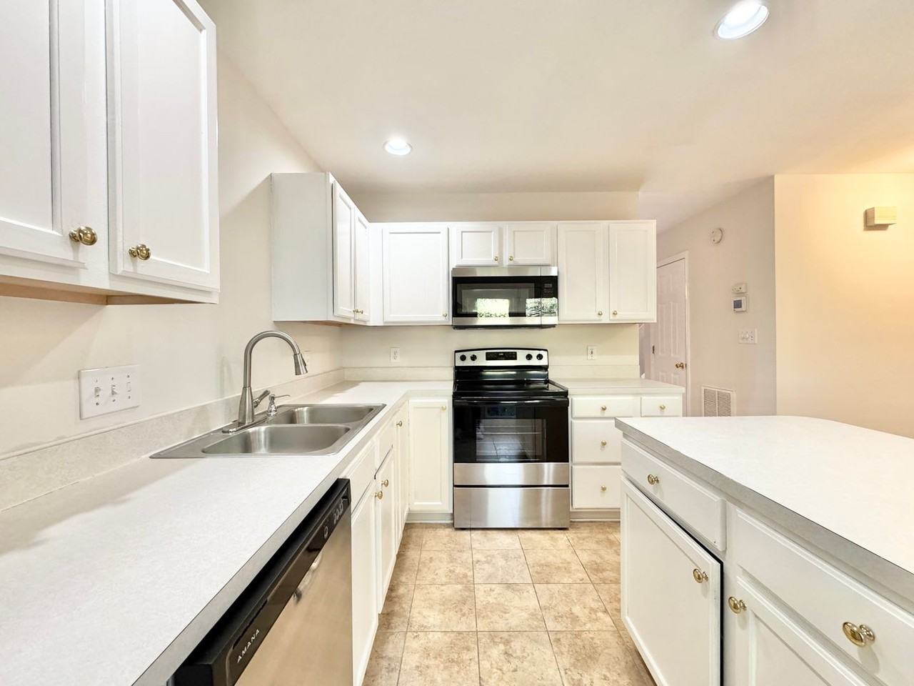 3819 Winborne Ln - Photo 5 of 15