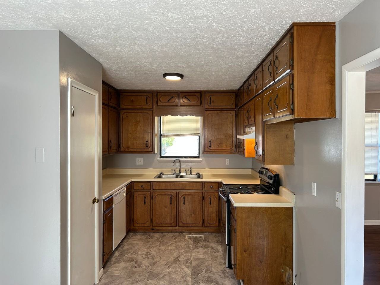 2002 Peek Dr - Photo 2 of 28