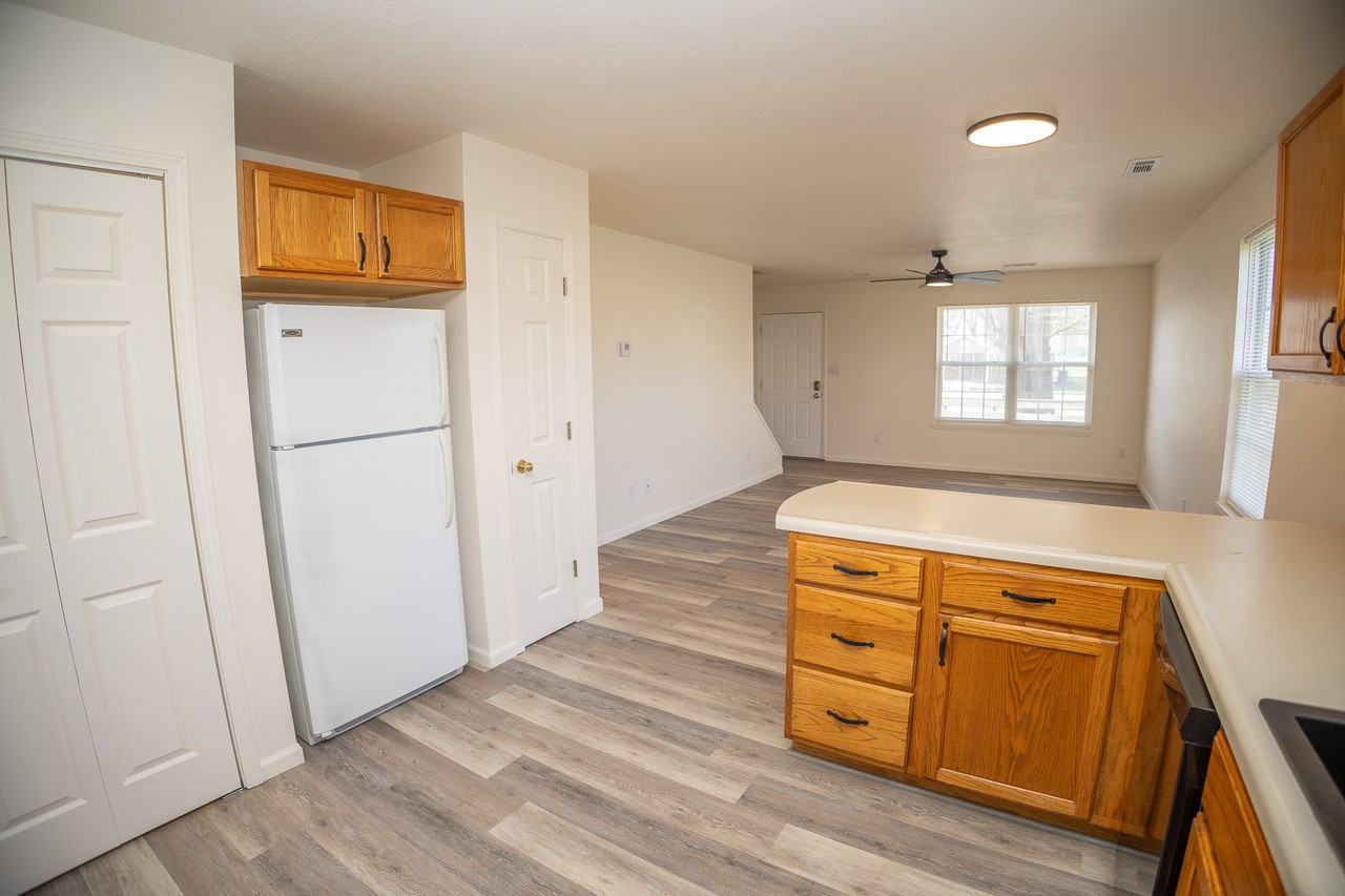 325 S Summit Dr #A - Photo 2 of 28