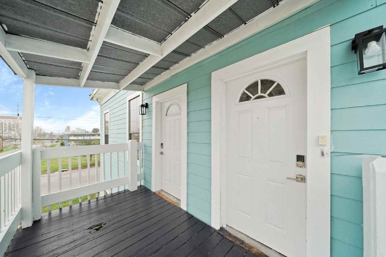 701 28th St #D - Photo 2 of 8