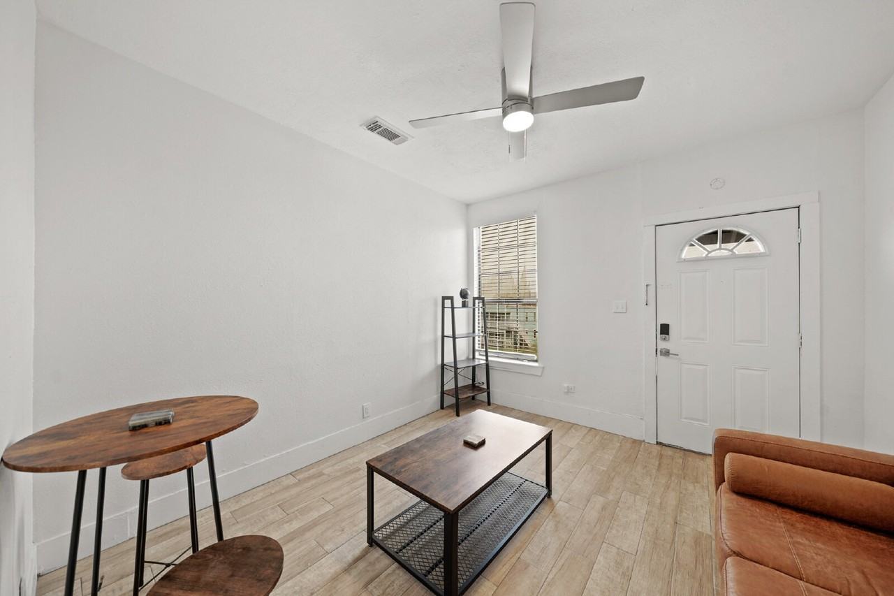 701 28th St #D - Photo 3 of 8