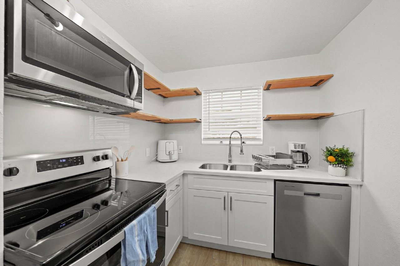 701 28th St #D - Photo 4 of 8