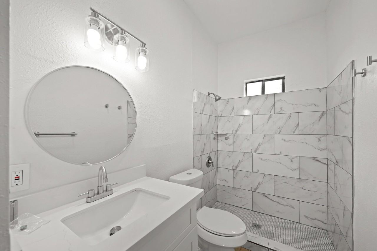 701 28th St #D - Photo 6 of 8