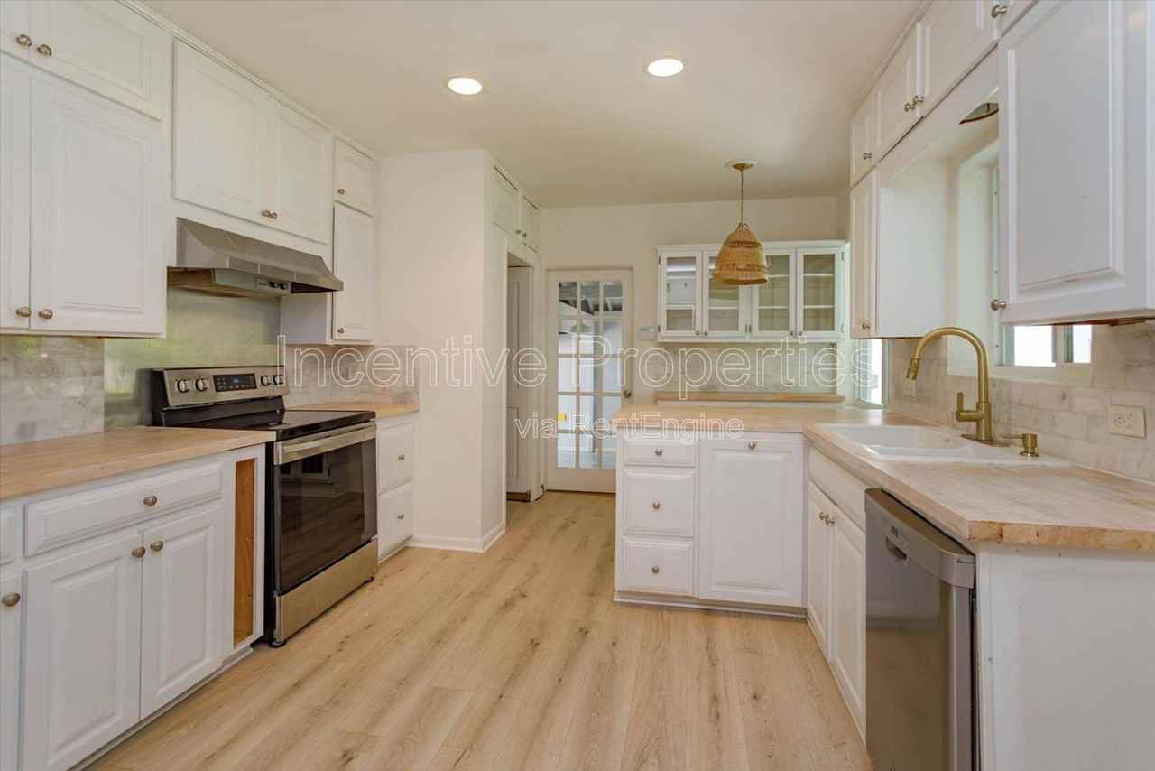 1235 Ayrshire St - Photo 6 of 20