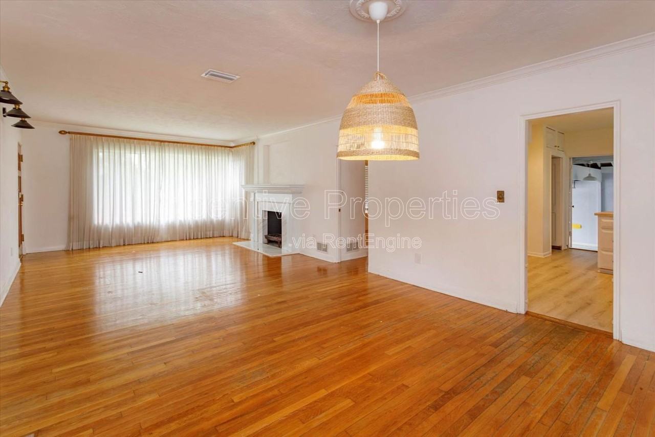 1235 Ayrshire St - Photo 7 of 20