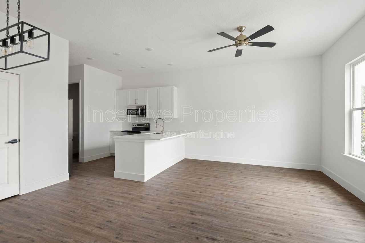 566 S Grandview Ave - Photo 2 of 25
