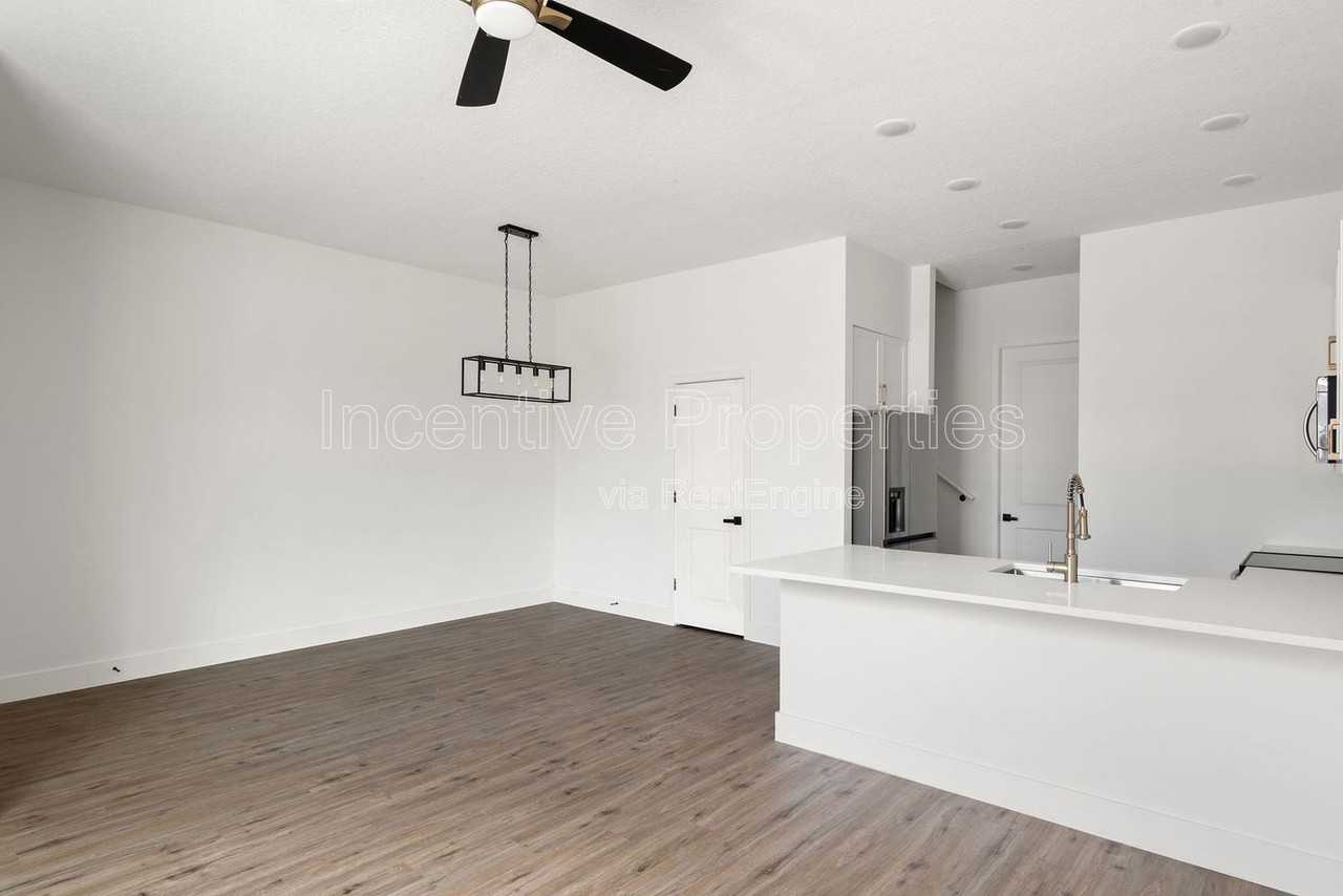 566 S Grandview Ave - Photo 4 of 25