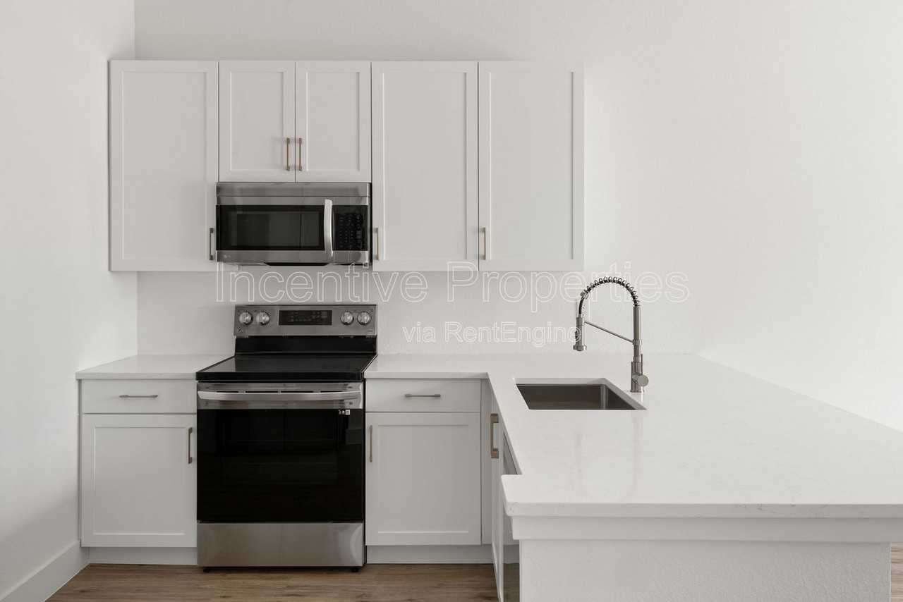 566 S Grandview Ave - Photo 6 of 25