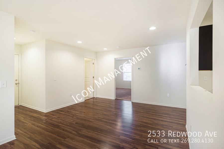 2533 Redwood Ave - Photo 7 of 23