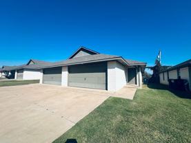 11412 N Lincoln Blvd - Photo 1 of 1