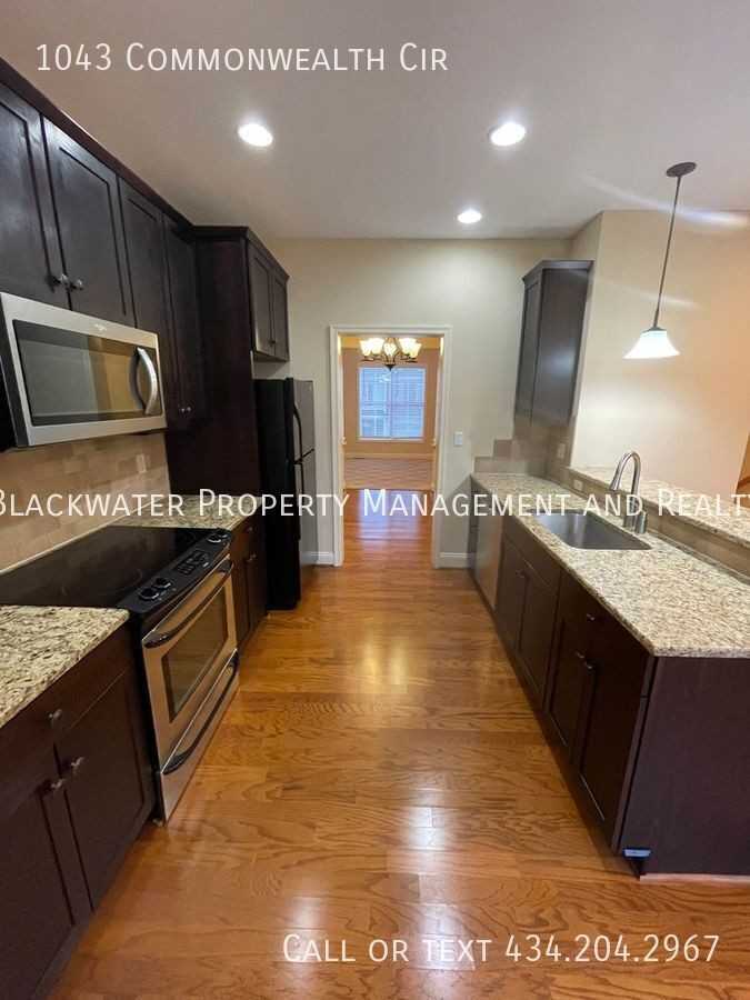 1043 Commonwealth Cir - Photo 3 of 15