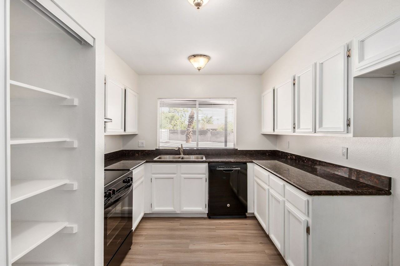 13039 N 70th St - Photo 5 of 50