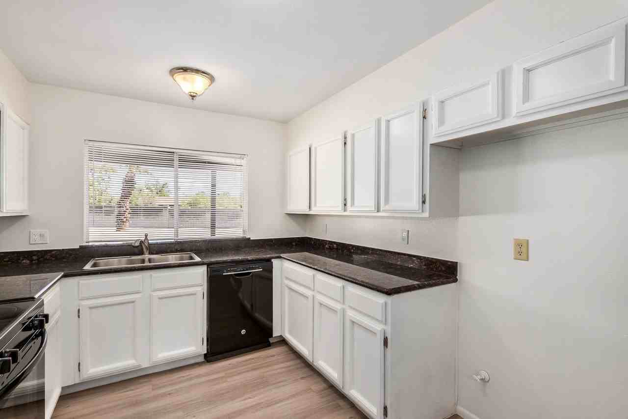 13039 N 70th St - Photo 6 of 50