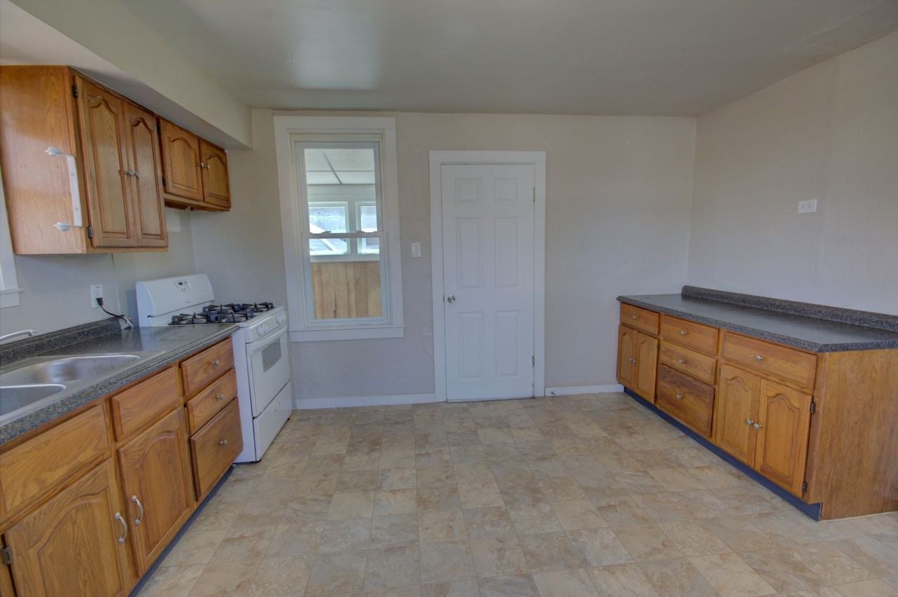 1402 14th St - Photo 2 of 15