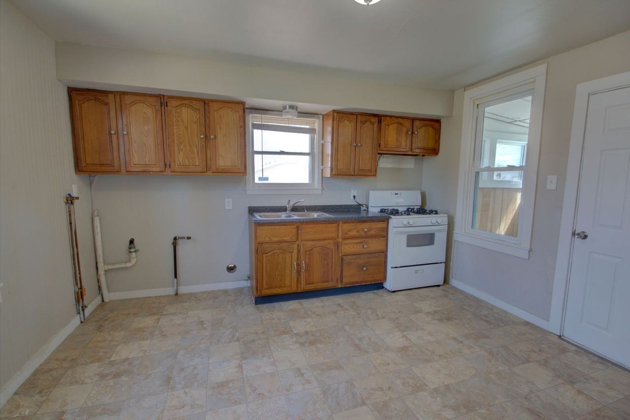 1402 14th St - Photo 3 of 15