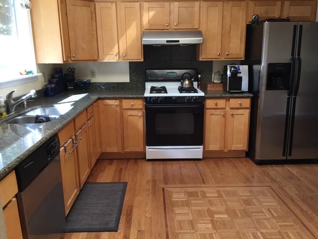 2733 Ne 94th St - Photo 3 of 7