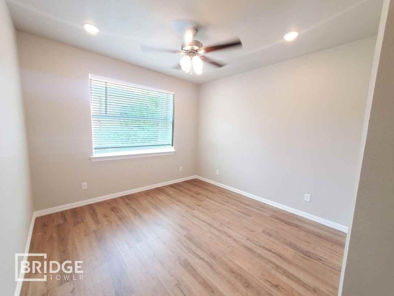 1004 W Golden Ln - Photo 5 of 19