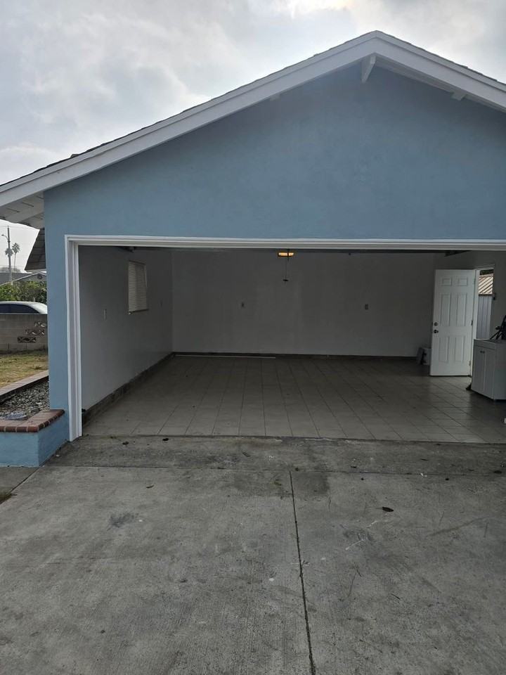 10207 Ashdale St - Photo 3 of 7