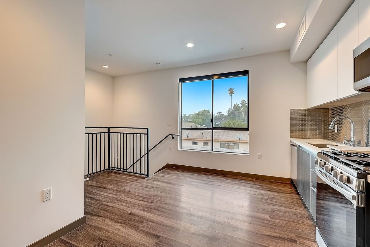 641 N Hobart Blvd - Photo 5 of 10