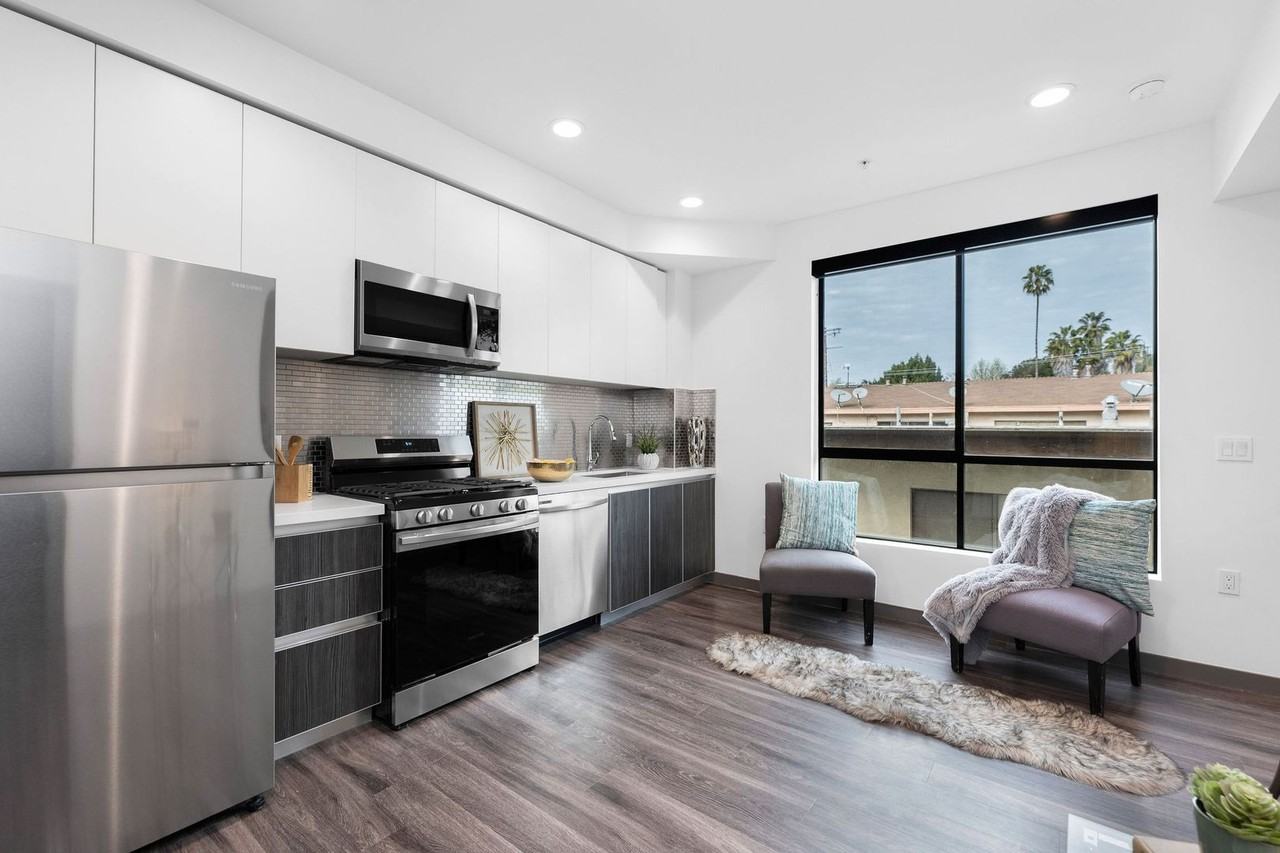 641 N Hobart Blvd - Photo 7 of 10