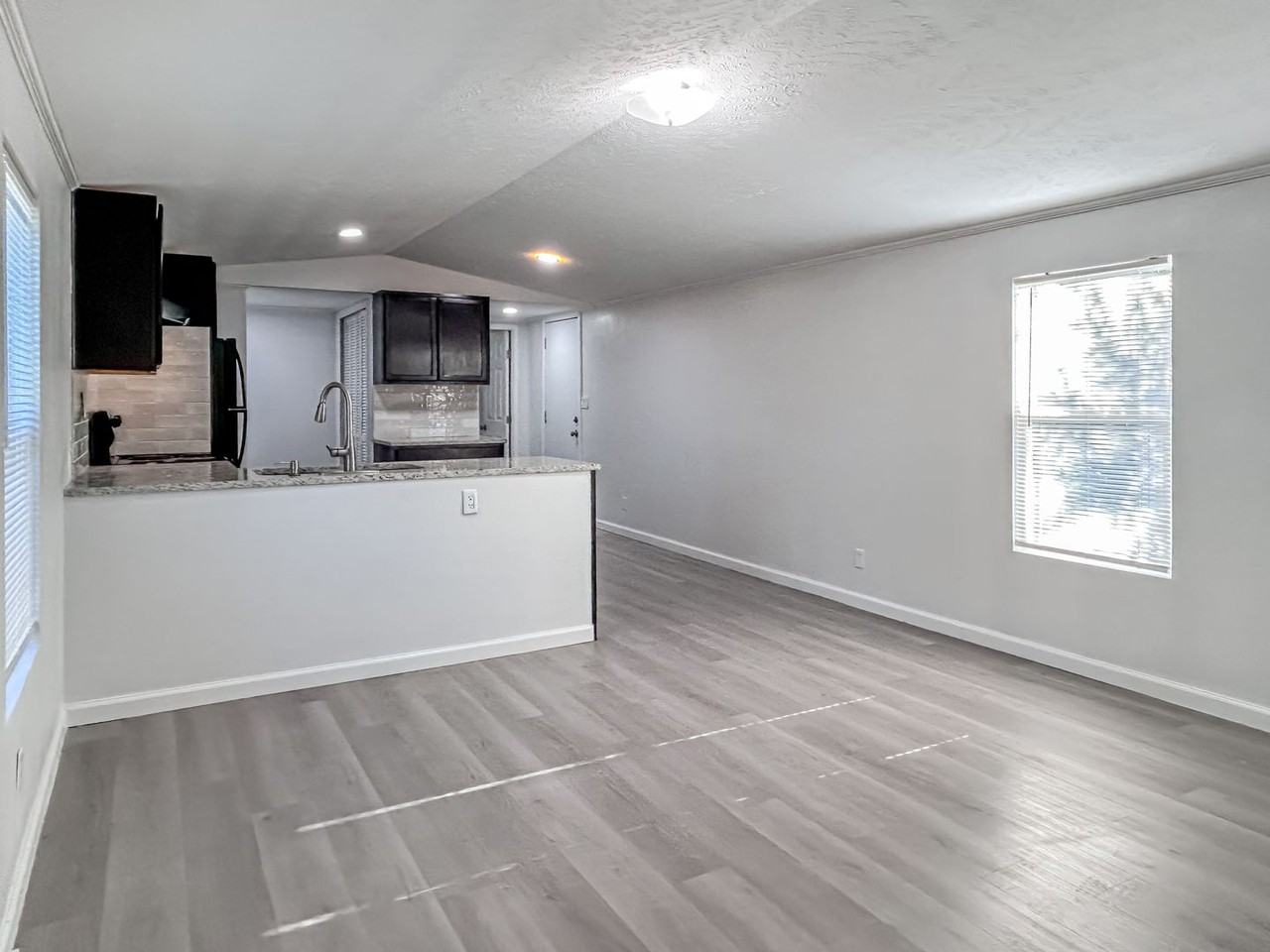 247 Rockport Dr - Photo 4 of 22