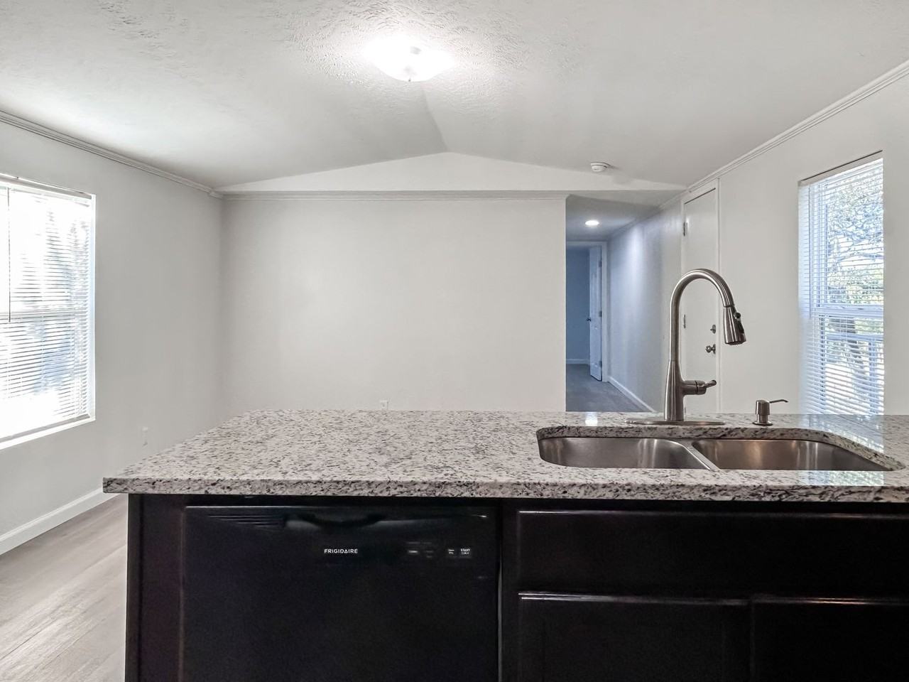 247 Rockport Dr - Photo 6 of 22