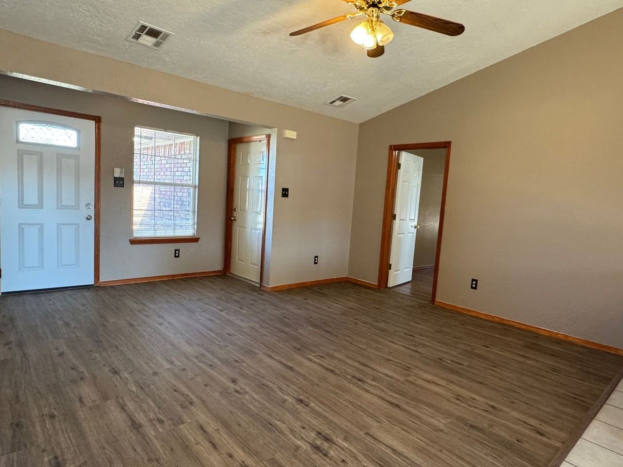 214 E Seminole St - Photo 2 of 16