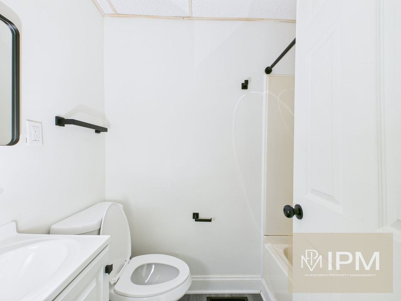 633 W Princess St - Photo 6 of 29