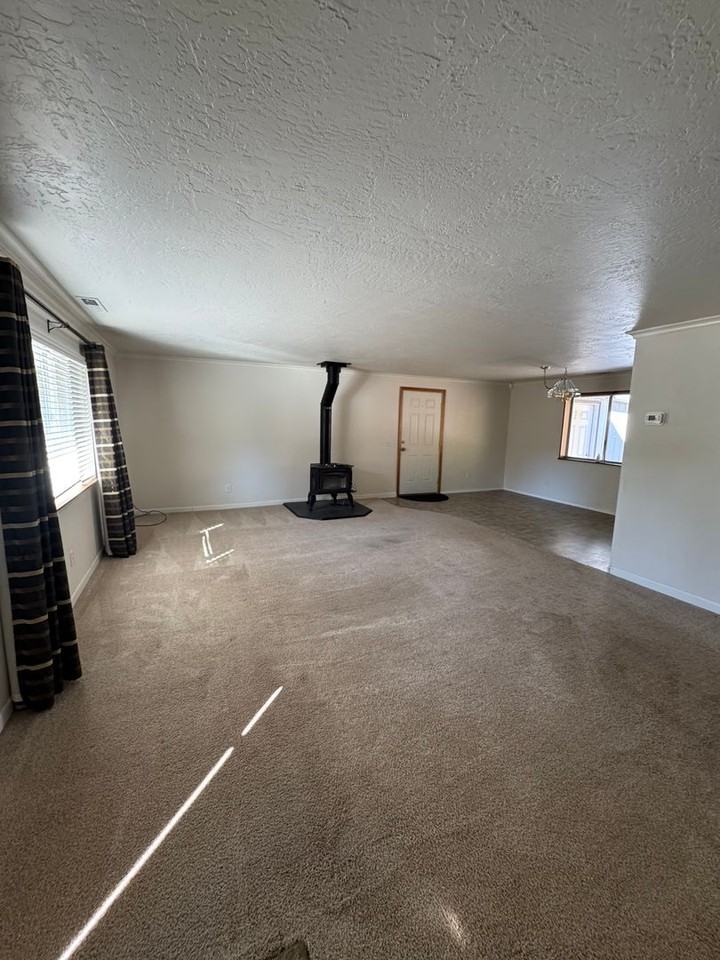 555 Hamlin Dr - Photo 2 of 16