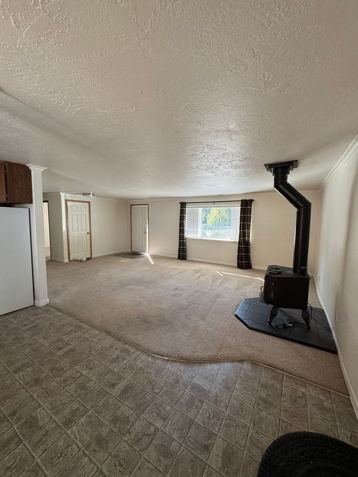 555 Hamlin Dr - Photo 3 of 16