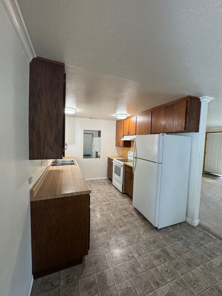 555 Hamlin Dr - Photo 5 of 16