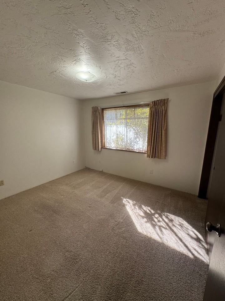 555 Hamlin Dr - Photo 7 of 16