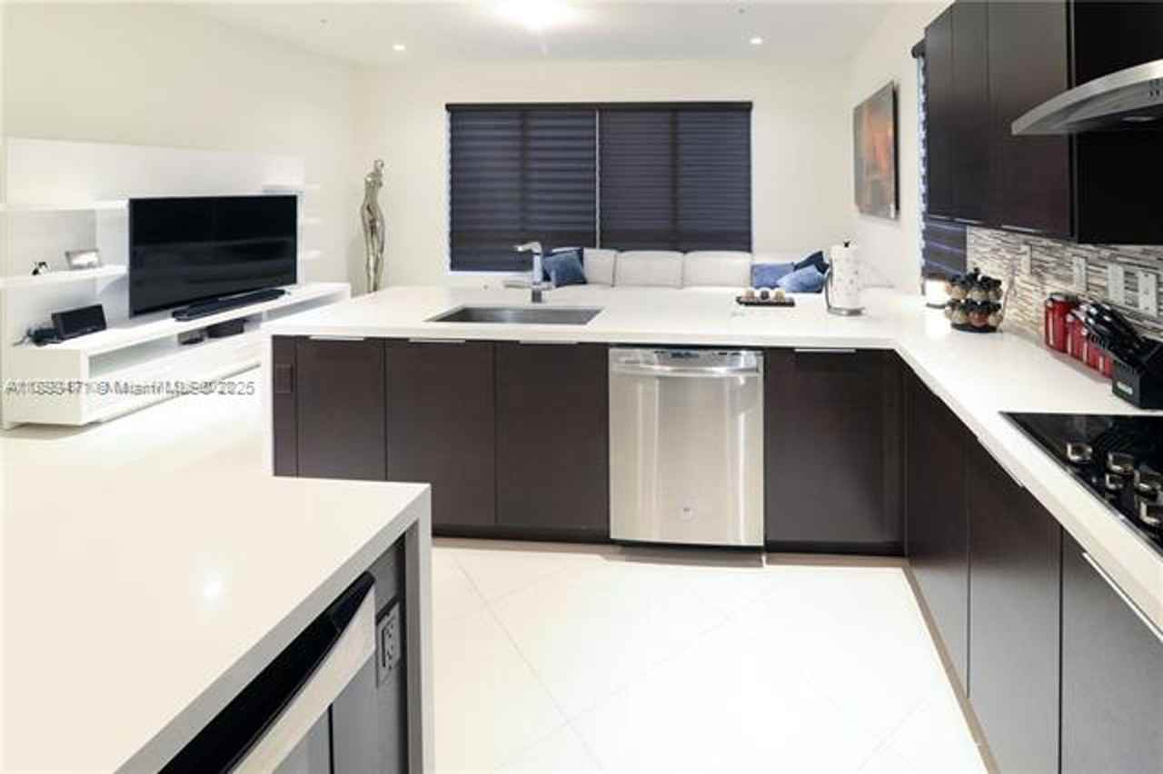 10501 Nw 66th St #0 - Photo 7 of 33