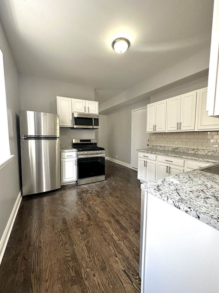 4555 North Sheridan Road, Unit 2 - Photo 2 of 7