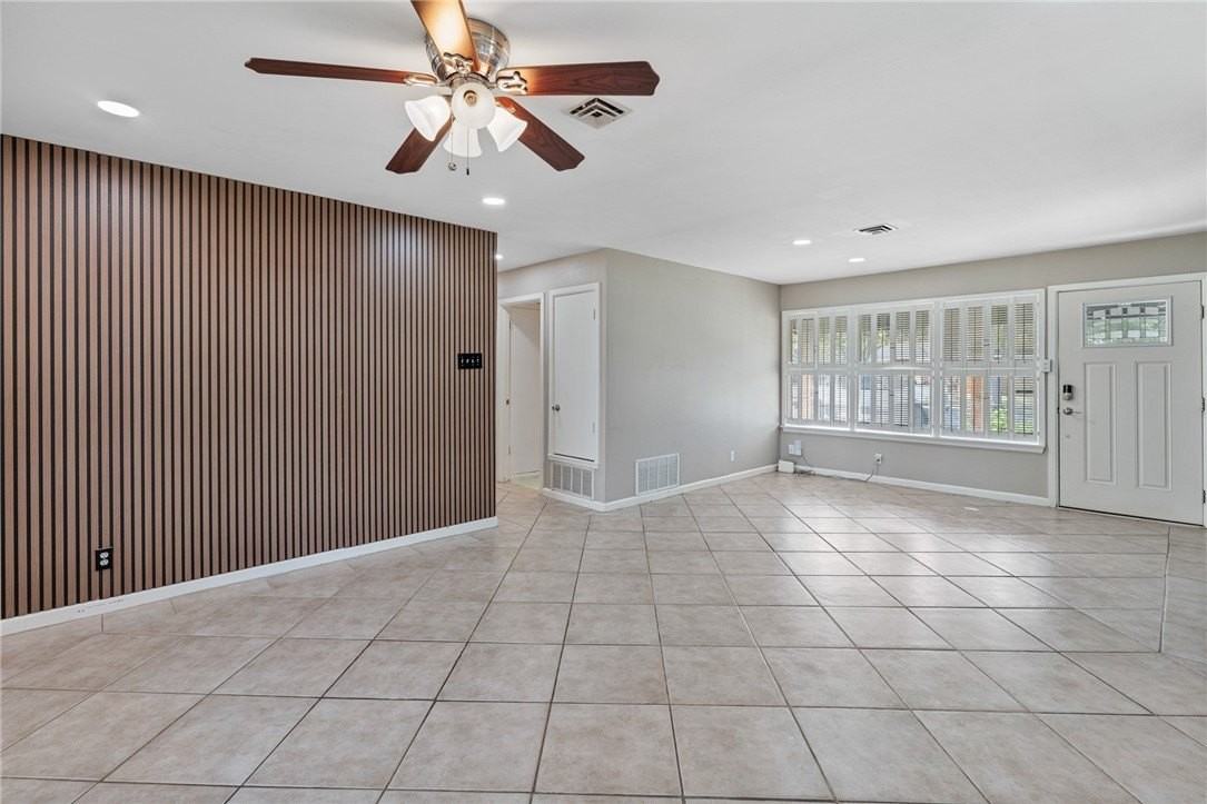 513 Greenway Drive - Photo 3 of 23