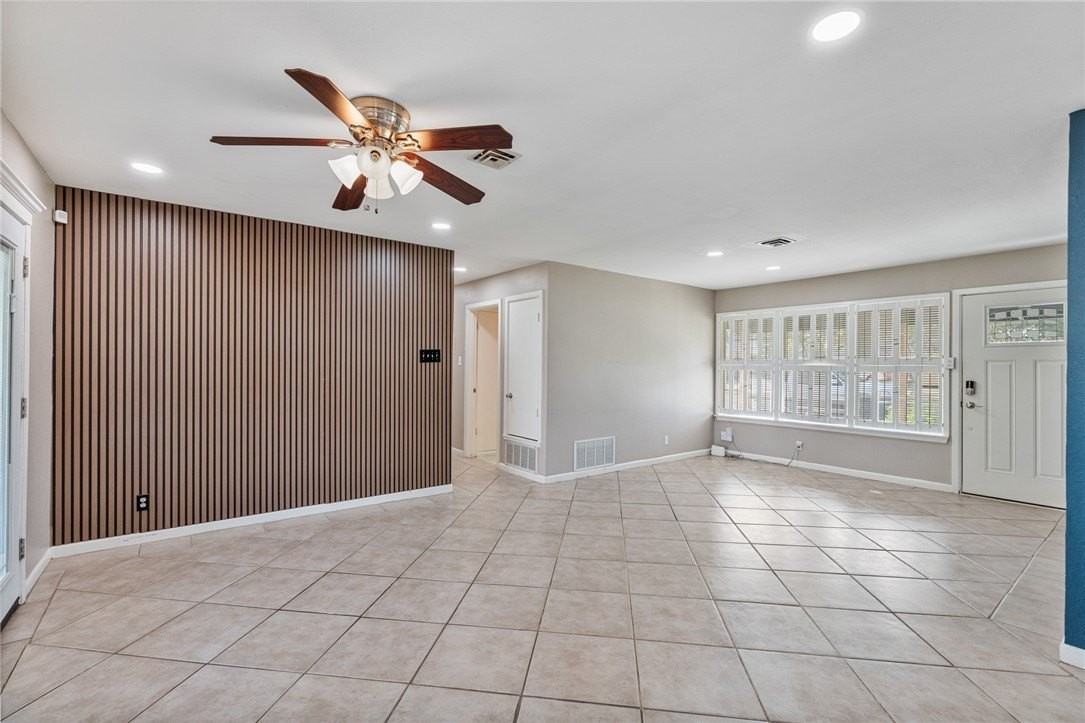 513 Greenway Drive - Photo 4 of 23