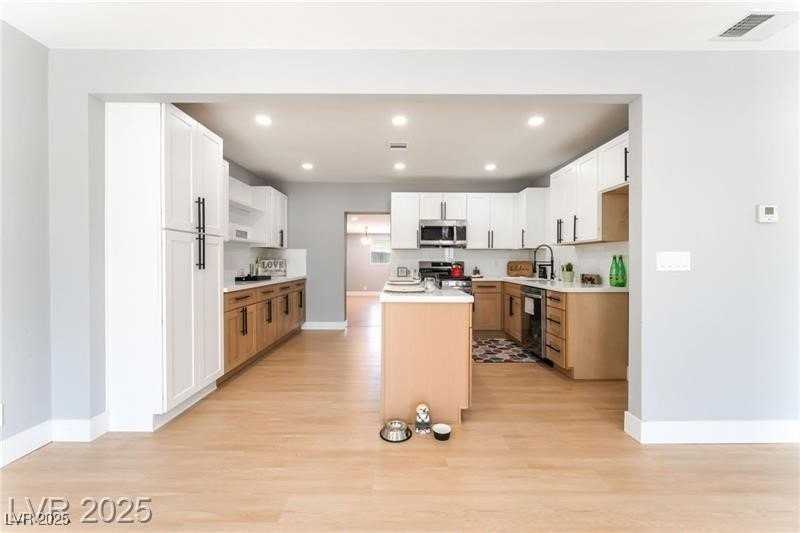 915 Melrose Dr - Photo 2 of 35