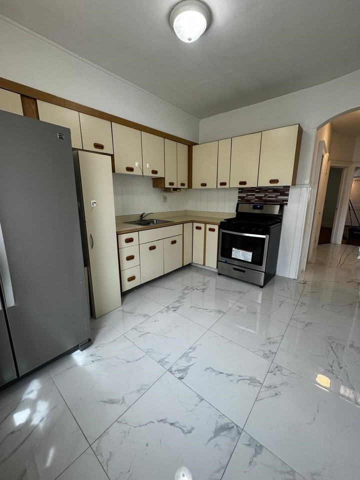 76 W 45th St - Photo 5 of 10