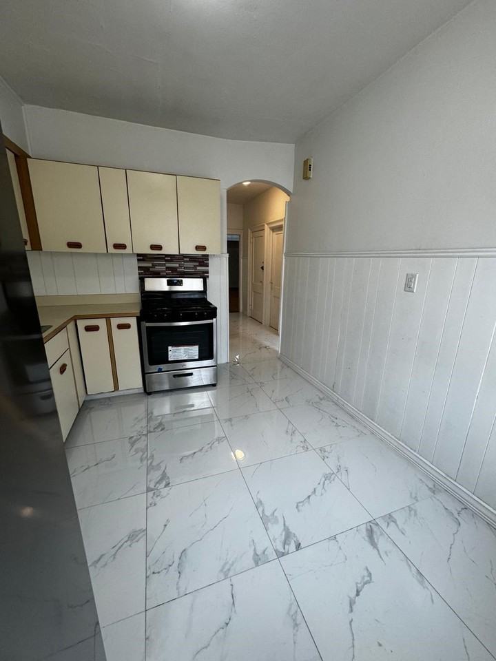 76 W 45th St - Photo 6 of 10